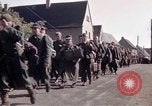 Immagine di Prigionieri tedeschi sotto la protezione degli alleati in Germania Germania, 1945, secondo 31 filmato di repertorio 65675040698