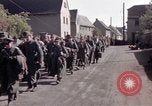 Immagine di Prigionieri tedeschi sotto la protezione degli alleati in Germania Germania, 1945, secondo 32 filmato di repertorio 65675040698