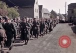 Immagine di Prigionieri tedeschi sotto la protezione degli alleati in Germania Germania, 1945, secondo 33 filmato di repertorio 65675040698