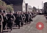 Immagine di Prigionieri tedeschi sotto la protezione degli alleati in Germania Germania, 1945, secondo 36 filmato di repertorio 65675040698
