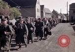 Immagine di Prigionieri tedeschi sotto la protezione degli alleati in Germania Germania, 1945, secondo 37 filmato di repertorio 65675040698
