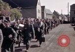 Immagine di Prigionieri tedeschi sotto la protezione degli alleati in Germania Germania, 1945, secondo 39 filmato di repertorio 65675040698