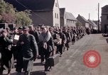 Immagine di Prigionieri tedeschi sotto la protezione degli alleati in Germania Germania, 1945, secondo 40 filmato di repertorio 65675040698