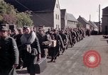 Immagine di Prigionieri tedeschi sotto la protezione degli alleati in Germania Germania, 1945, secondo 41 filmato di repertorio 65675040698