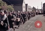 Immagine di Prigionieri tedeschi sotto la protezione degli alleati in Germania Germania, 1945, secondo 42 filmato di repertorio 65675040698