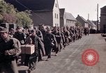 Immagine di Prigionieri tedeschi sotto la protezione degli alleati in Germania Germania, 1945, secondo 43 filmato di repertorio 65675040698