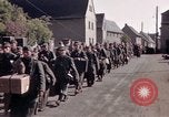 Immagine di Prigionieri tedeschi sotto la protezione degli alleati in Germania Germania, 1945, secondo 44 filmato di repertorio 65675040698