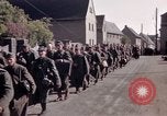Immagine di Prigionieri tedeschi sotto la protezione degli alleati in Germania Germania, 1945, secondo 45 filmato di repertorio 65675040698