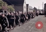 Immagine di Prigionieri tedeschi sotto la protezione degli alleati in Germania Germania, 1945, secondo 46 filmato di repertorio 65675040698