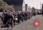 Immagine di Prigionieri tedeschi sotto la protezione degli alleati in Germania Germania, 1945, secondo 49 filmato di repertorio 65675040698