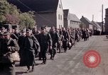Immagine di Prigionieri tedeschi sotto la protezione degli alleati in Germania Germania, 1945, secondo 51 filmato di repertorio 65675040698