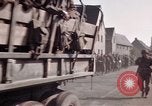 Immagine di Prigionieri tedeschi sotto la protezione degli alleati in Germania Germania, 1945, secondo 56 filmato di repertorio 65675040698