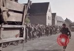 Immagine di Prigionieri tedeschi sotto la protezione degli alleati in Germania Germania, 1945, secondo 57 filmato di repertorio 65675040698