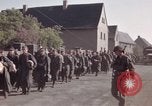 Immagine di Prigionieri tedeschi sotto la protezione degli alleati in Germania Germania, 1945, secondo 58 filmato di repertorio 65675040698