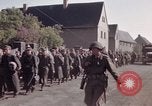 Immagine di Prigionieri tedeschi sotto la protezione degli alleati in Germania Germania, 1945, secondo 59 filmato di repertorio 65675040698