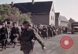 Immagine di Prigionieri tedeschi sotto la protezione degli alleati in Germania Germania, 1945, secondo 60 filmato di repertorio 65675040698