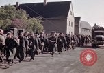 Immagine di Prigionieri tedeschi sotto la protezione degli alleati in Germania Germania, 1945, secondo 62 filmato di repertorio 65675040698