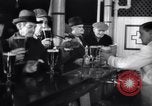 Standbild Beer Bar von Urbain Ledoux während Verbot New York City USA, 1932, aus Sekunde 25 historischem Filmmaterial Videoclip 65675040730
