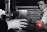 Standbild Beer Bar von Urbain Ledoux während Verbot New York City USA, 1932, aus Sekunde 26 historischem Filmmaterial Videoclip 65675040730