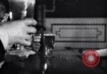 Standbild Beer Bar von Urbain Ledoux während Verbot New York City USA, 1932, aus Sekunde 27 historischem Filmmaterial Videoclip 65675040730