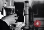 Standbild Beer Bar von Urbain Ledoux während Verbot New York City USA, 1932, aus Sekunde 28 historischem Filmmaterial Videoclip 65675040730