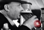 Standbild Beer Bar von Urbain Ledoux während Verbot New York City USA, 1932, aus Sekunde 29 historischem Filmmaterial Videoclip 65675040730