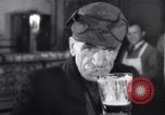 Standbild Beer Bar von Urbain Ledoux während Verbot New York City USA, 1932, aus Sekunde 31 historischem Filmmaterial Videoclip 65675040730