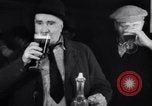 Standbild Beer Bar von Urbain Ledoux während Verbot New York City USA, 1932, aus Sekunde 35 historischem Filmmaterial Videoclip 65675040730