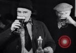 Standbild Beer Bar von Urbain Ledoux während Verbot New York City USA, 1932, aus Sekunde 36 historischem Filmmaterial Videoclip 65675040730