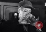 Standbild Beer Bar von Urbain Ledoux während Verbot New York City USA, 1932, aus Sekunde 39 historischem Filmmaterial Videoclip 65675040730
