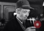 Standbild Beer Bar von Urbain Ledoux während Verbot New York City USA, 1932, aus Sekunde 42 historischem Filmmaterial Videoclip 65675040730