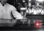 Standbild Beer Bar von Urbain Ledoux während Verbot New York City USA, 1932, aus Sekunde 45 historischem Filmmaterial Videoclip 65675040730