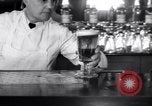 Standbild Beer Bar von Urbain Ledoux während Verbot New York City USA, 1932, aus Sekunde 46 historischem Filmmaterial Videoclip 65675040730