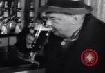 Standbild Beer Bar von Urbain Ledoux während Verbot New York City USA, 1932, aus Sekunde 49 historischem Filmmaterial Videoclip 65675040730