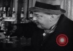 Standbild Beer Bar von Urbain Ledoux während Verbot New York City USA, 1932, aus Sekunde 51 historischem Filmmaterial Videoclip 65675040730