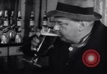 Standbild Beer Bar von Urbain Ledoux während Verbot New York City USA, 1932, aus Sekunde 53 historischem Filmmaterial Videoclip 65675040730