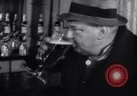 Standbild Beer Bar von Urbain Ledoux während Verbot New York City USA, 1932, aus Sekunde 54 historischem Filmmaterial Videoclip 65675040730