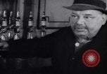 Standbild Beer Bar von Urbain Ledoux während Verbot New York City USA, 1932, aus Sekunde 55 historischem Filmmaterial Videoclip 65675040730