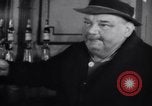 Standbild Beer Bar von Urbain Ledoux während Verbot New York City USA, 1932, aus Sekunde 56 historischem Filmmaterial Videoclip 65675040730