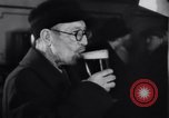 Standbild Beer Bar von Urbain Ledoux während Verbot New York City USA, 1932, aus Sekunde 58 historischem Filmmaterial Videoclip 65675040730