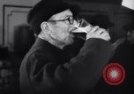 Standbild Beer Bar von Urbain Ledoux während Verbot New York City USA, 1932, aus Sekunde 61 historischem Filmmaterial Videoclip 65675040730