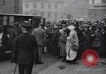Standbild Mohandas Karamchand Gandhi visits England Darwen England United Kingdom, 1931, aus Sekunde 10 historischem Filmmaterial Videoclip 65675040736