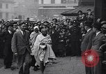 Standbild Mohandas Karamchand Gandhi visits England Darwen England United Kingdom, 1931, aus Sekunde 15 historischem Filmmaterial Videoclip 65675040736