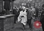 Standbild Mohandas Karamchand Gandhi visits England Darwen England United Kingdom, 1931, aus Sekunde 19 historischem Filmmaterial Videoclip 65675040736