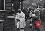 Standbild Mohandas Karamchand Gandhi visits England Darwen England United Kingdom, 1931, aus Sekunde 21 historischem Filmmaterial Videoclip 65675040736