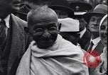 Standbild Mohandas Karamchand Gandhi visits England Darwen England United Kingdom, 1931, aus Sekunde 47 historischem Filmmaterial Videoclip 65675040736