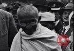 Standbild Mohandas Karamchand Gandhi visits England Darwen England United Kingdom, 1931, aus Sekunde 48 historischem Filmmaterial Videoclip 65675040736