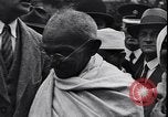 Standbild Mohandas Karamchand Gandhi visits England Darwen England United Kingdom, 1931, aus Sekunde 49 historischem Filmmaterial Videoclip 65675040736