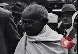 Standbild Mohandas Karamchand Gandhi visits England Darwen England United Kingdom, 1931, aus Sekunde 50 historischem Filmmaterial Videoclip 65675040736
