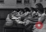 Immagine di Il lavaggio delle stoviglie contest Oakland California USA, 1931, secondo 19 filmato di repertorio 65675040745